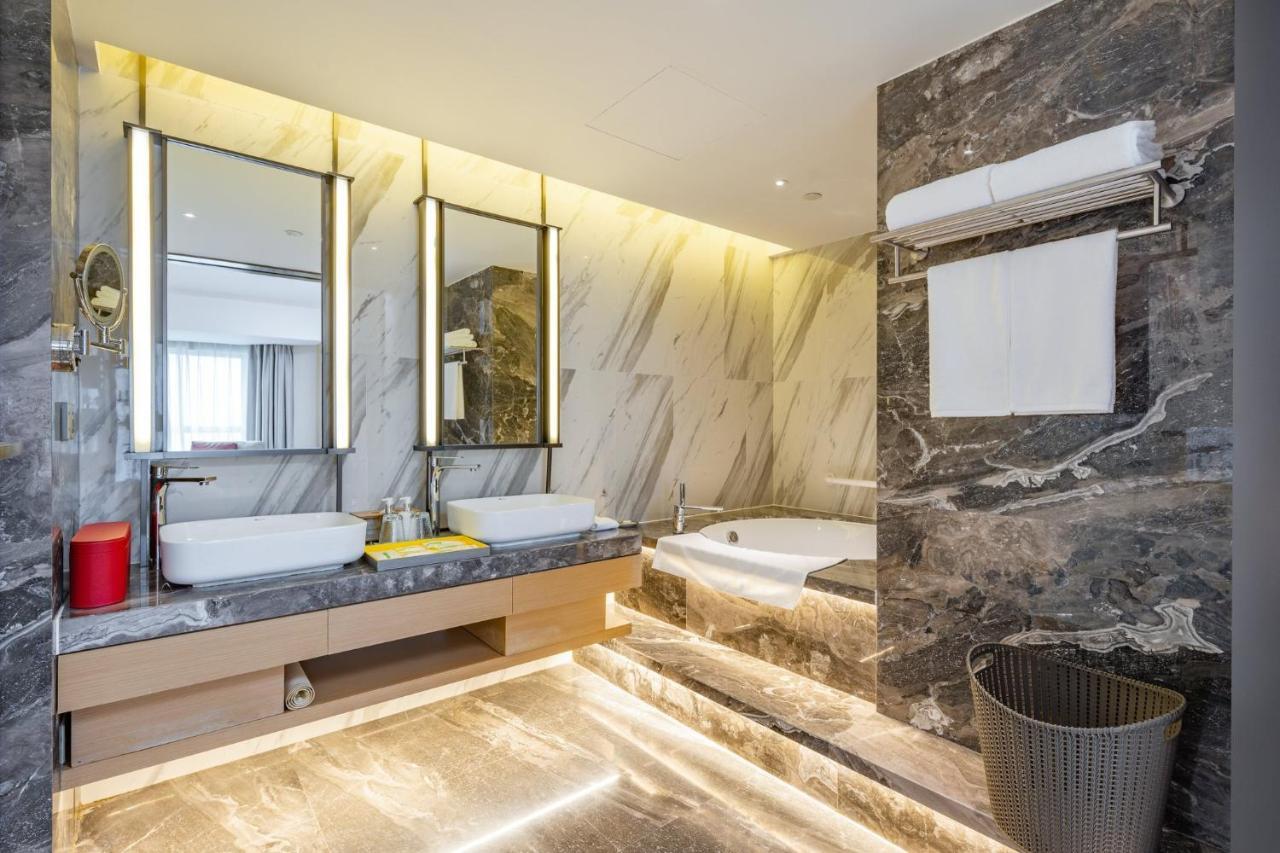 Hotel Huaxia By Ihg - Overlooking Scenery At Sky View Restaurant