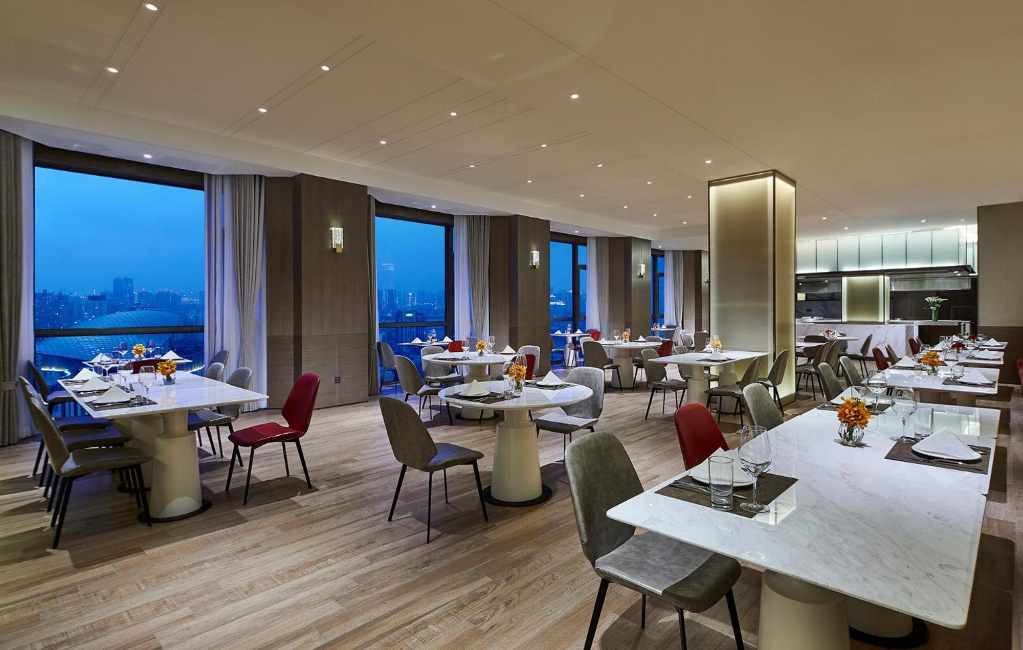 Huaxia By Ihg - Overlooking Scenery At Sky View Restaurant Hotel